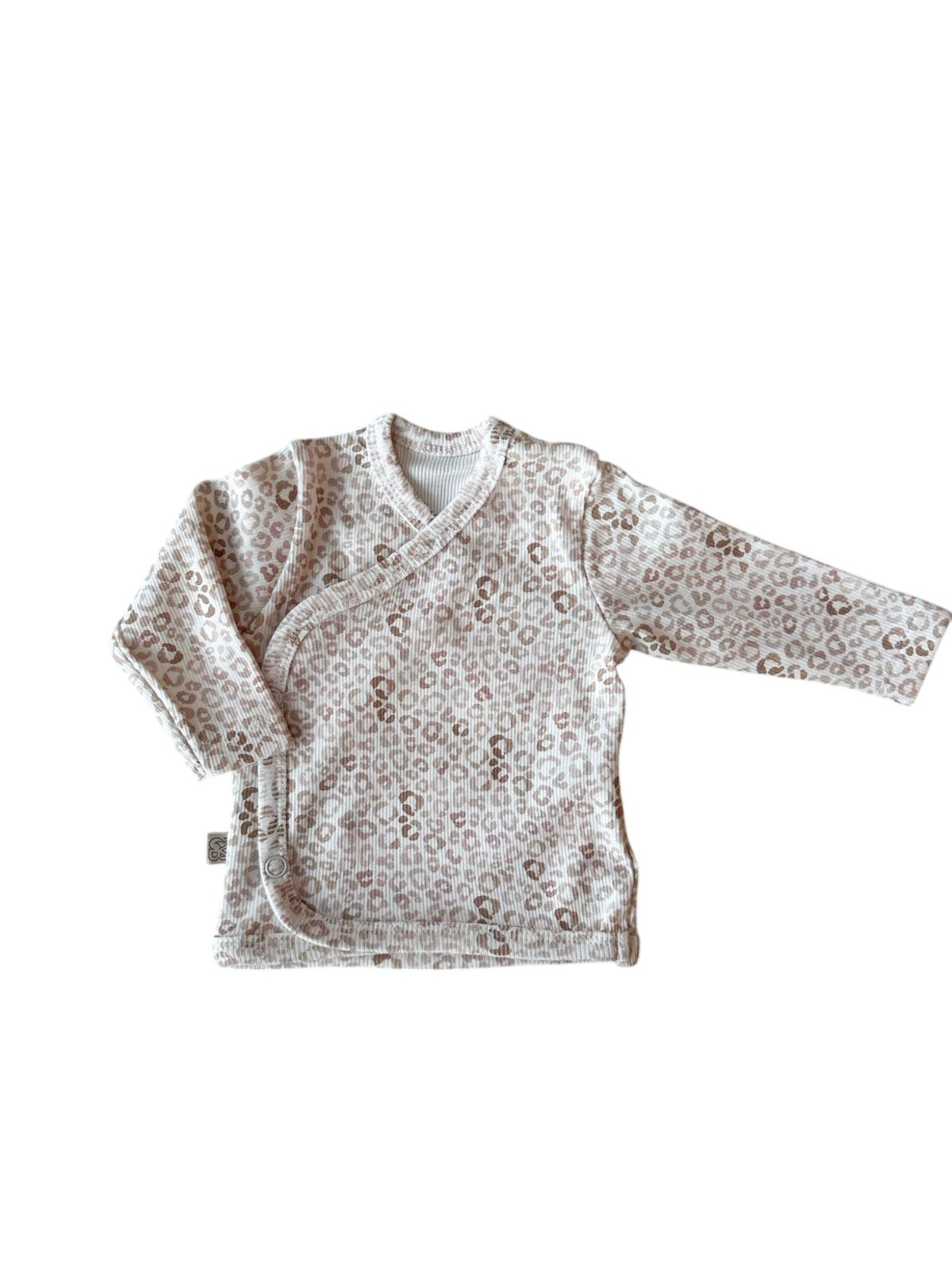 Een baby overslag shirtje met een panter/leopard print. 