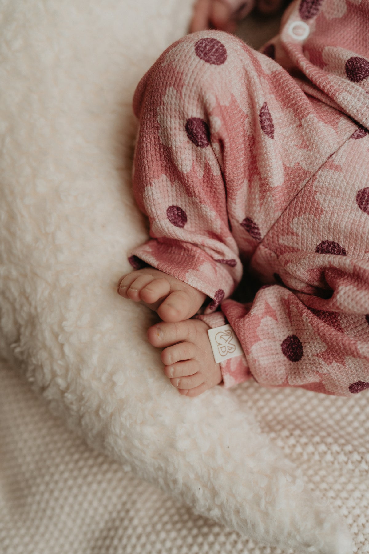 Baby meisje met een roze bloemen legging van Yumi Baby