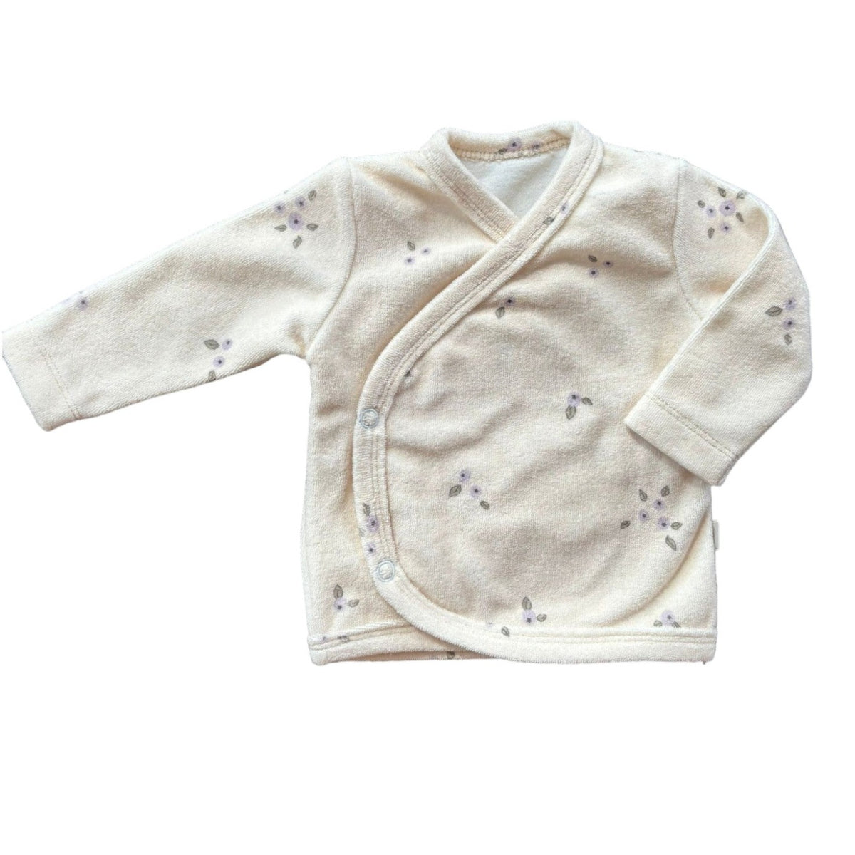 Een crèmekleurig babyvestje met lange mouwen, een wikkeldessin en kleine, verspreide bloemmotieven. Gemaakt van OEKO TEX-katoen, de stof ziet er zacht en gezellig uit, ideaal voor de gevoelige babyhuid. Het Yumi Baby Overslagshirt Blueberry Flower is geïsoleerd op een witte achtergrond.